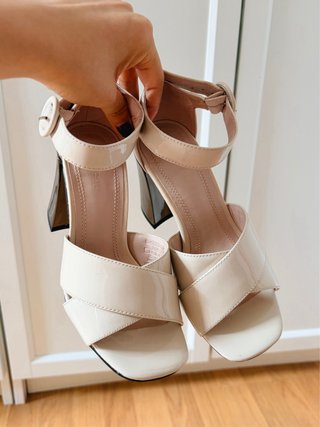 Sandalias de piel blancas y negras