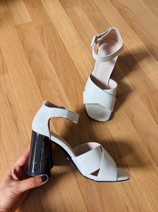 Sandalias de piel blancas y negras