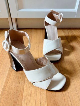 Sandalias de piel blancas y negras