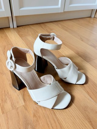 Sandalias de piel blancas y negras
