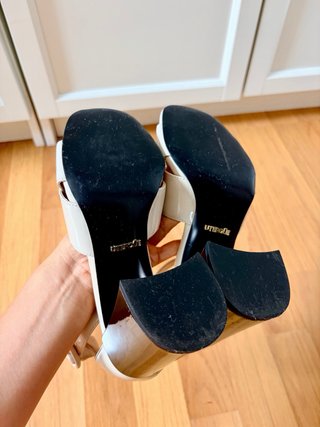 Sandalias de piel blancas y negras
