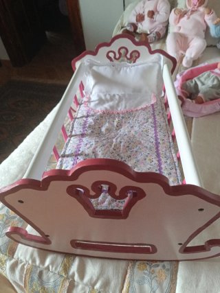 Cuna y muñeca reborn