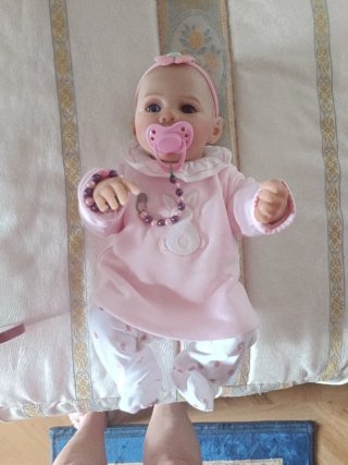 Cuna y muñeca reborn