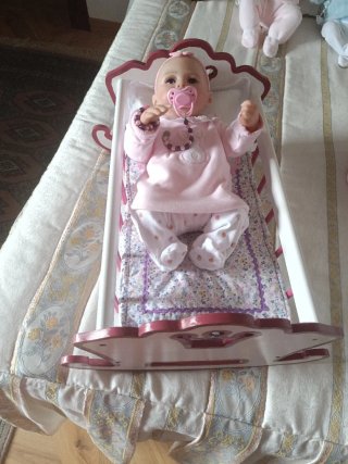 Cuna y muñeca reborn