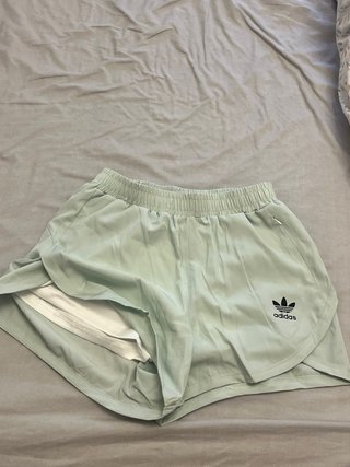 Pantalón corto deportivo Adidas verde sin estrenar