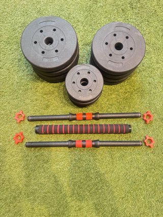 Banco de pesas negro y kit de pesas con barra