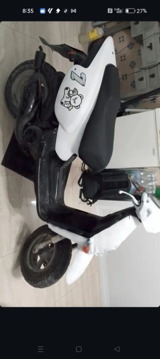 Moto Scooter Blanca y Negra