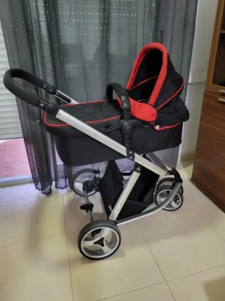 Carro de bebé negro y rojo