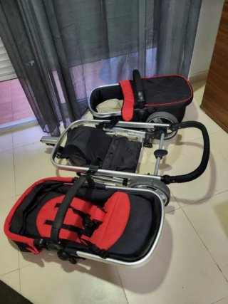Carro de bebé negro y rojo
