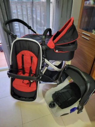 Carro de bebé negro y rojo