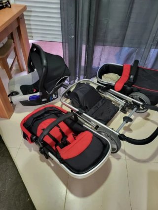Carro de bebé negro y rojo