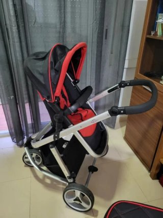 Carro de bebé negro y rojo