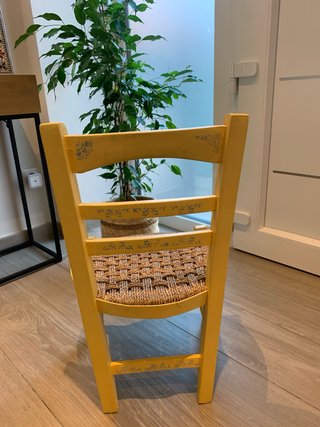 Silla de madera y mimbre decorada