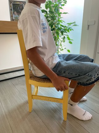 Silla de madera y mimbre decorada