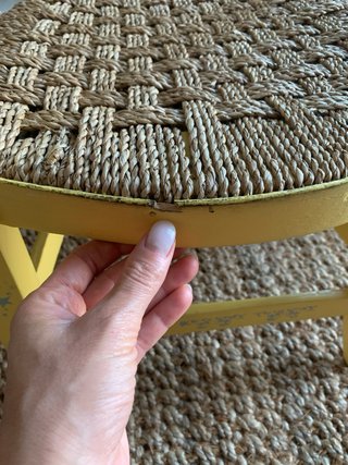 Silla de madera y mimbre decorada