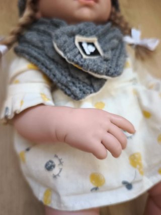 Muñeca Bebé Clara con Gorro y Bufanda