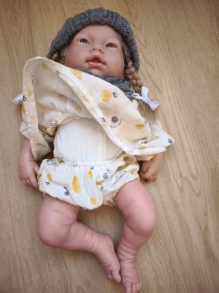 Muñeca Bebé Clara con Gorro y Bufanda