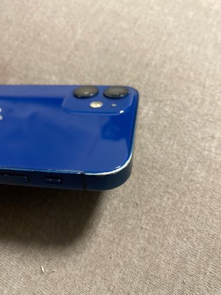 iPhone 12 mini azul inundado