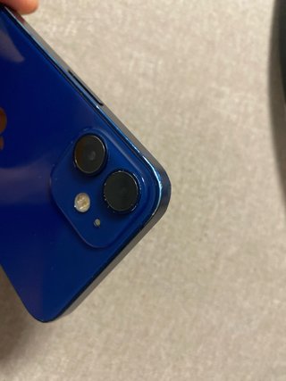 iPhone 12 mini azul inundado