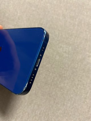 iPhone 12 mini azul inundado