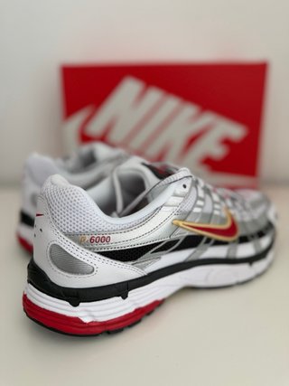 Nike P-6000 Plata y Rojo