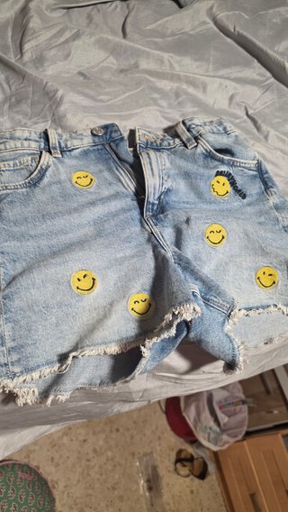 Shorts vaqueros con parches de caritas sonrientes