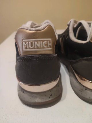 Zapatillas Munich Negras y Doradas Talla 41