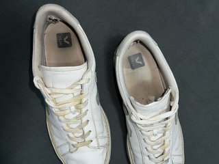 Zapatillas Veja blancas y verdes