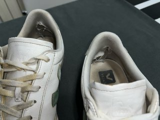 Zapatillas Veja blancas y verdes