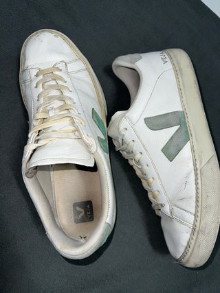 Zapatillas Veja blancas y verdes