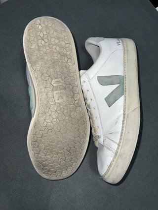 Zapatillas Veja blancas y verdes