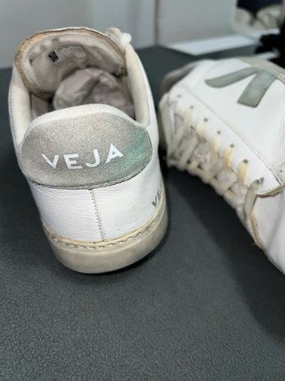 Zapatillas Veja blancas y verdes