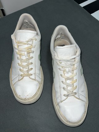 Zapatillas Veja blancas y verdes