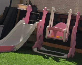 Tobogán y columpio infantil rosa