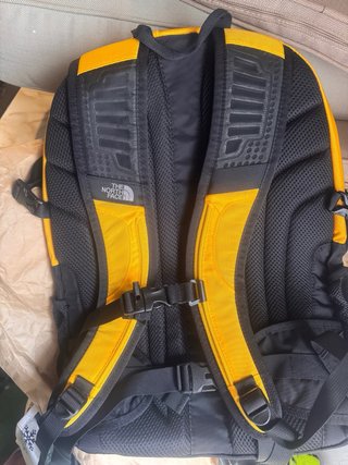 Mochila The North Face Amarilla y Negra