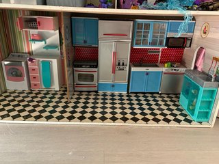 Casa de muñecas con accesorios y estancias