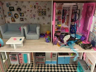 Casa de muñecas con accesorios y estancias