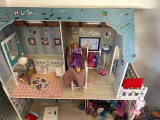 Casa de muñecas con accesorios y estancias