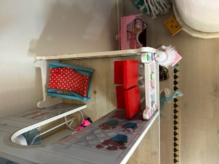 Casa de muñecas con accesorios y estancias
