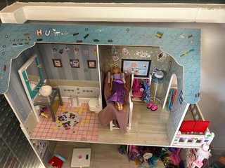 Casa de muñecas con accesorios y estancias