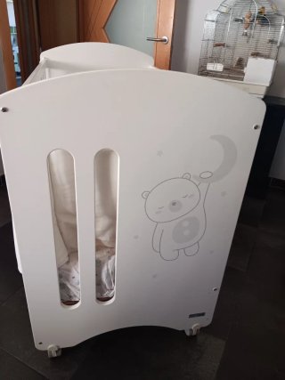 Cuna de bebé blanca