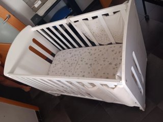 Cuna de bebé blanca
