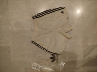 Pantalón corto Adidas beige