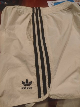 Pantalón corto Adidas beige