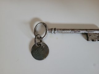 Llave antigua con llavero número 32