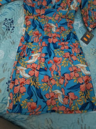 Vestido mujer floral azul/naranja con etiqueta.