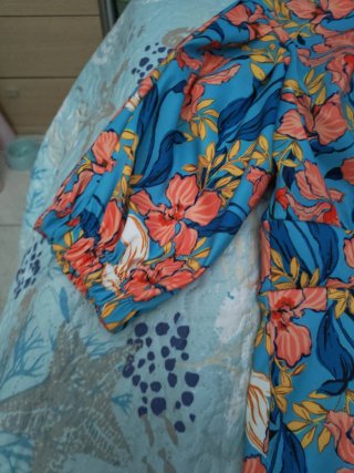 Vestido mujer floral azul/naranja con etiqueta.
