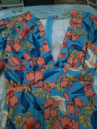 Vestido mujer floral azul/naranja con etiqueta.