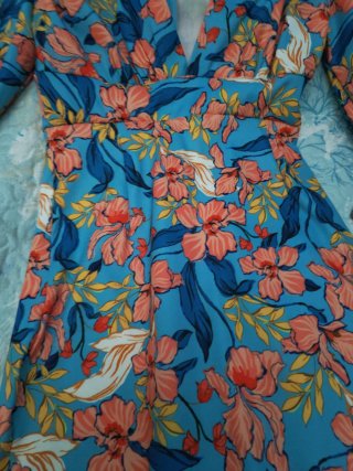 Vestido mujer floral azul/naranja con etiqueta.