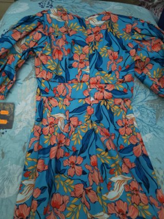 Vestido mujer floral azul/naranja con etiqueta.